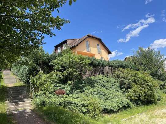 Talblick deluxe: Freistehendes Einfamilienhaus in ruhiger Lage