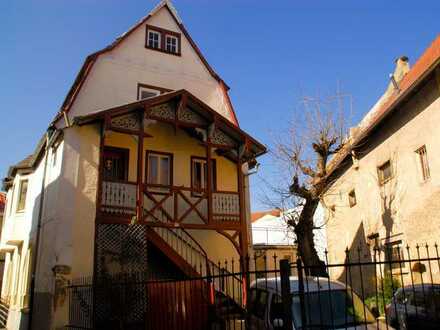 Geräumiges, günstiges 14-Raum-Mehrfamilienhaus in Alzey mit Möglichkeit zum Denkmal-AfA