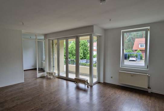 kpl. renovierte 3 RW im Hochparterre mit Balkon, Einbauküche, Gäste WC, PKW-Stellplatz und Keller