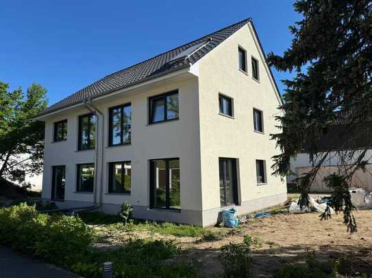 Doppelhaushälfte in Mahlsdorf mit Ausbaureserve. Haus im Bau.