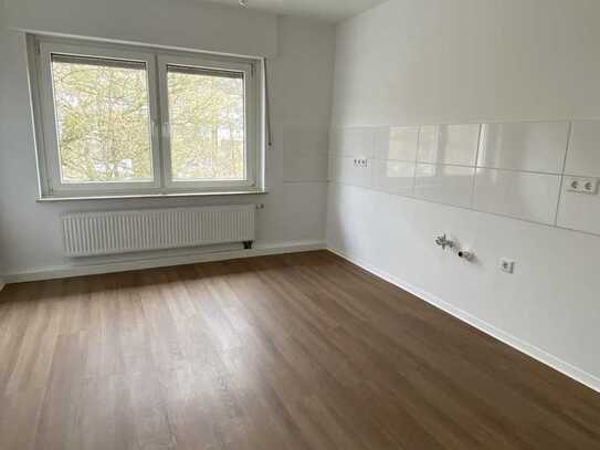 **FRISCH SANIERTE 3-ZIMMERWOHNUNG MIT BALKON**BEZUGSFERTIG**HELLE RÄUME**