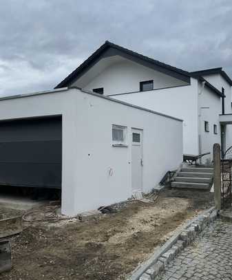 Neuwertige Wohnung mit zweieinhalb Zimmern sowie Balkon und Einbauküche in Ebersbach