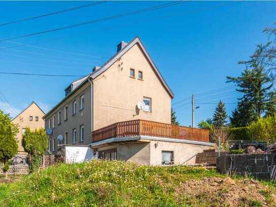 +Potenzial entdecken: Charmantes Reihenendhaus mit Weitblick in Lauter-Bernsbach - Chance nutzen!+