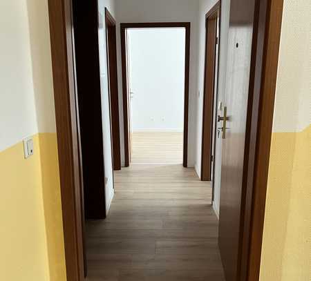Helle, geräumige 2-Raumwohnung mit Fensterbad, Wanne, Keller und EBK