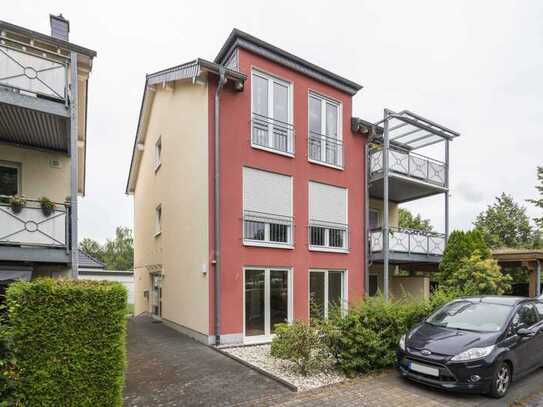 Bezugsfreie, sanierte Wohnung mit Terrasse, EBK und Stellplatz in zentraler Lage von Rheinbach