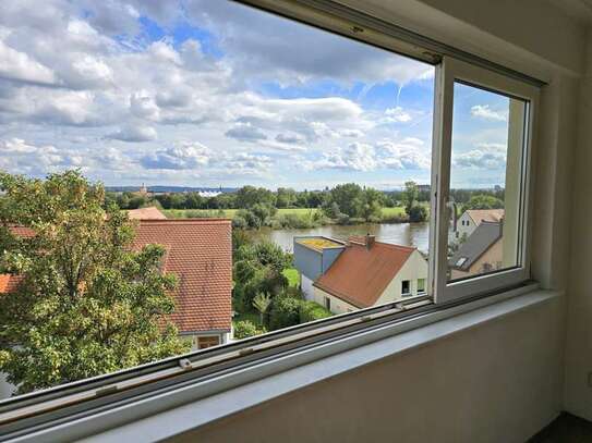 Idyllischer Elbblick: Natur und Architektur in harmonischem Einklang