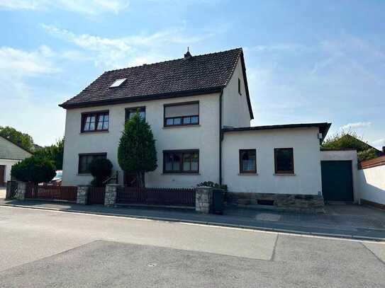 Gepflegtes Einfamilienhaus mit Werkstatt, Maschinenhalle und Garage direkt am Schlosspark in Niederf