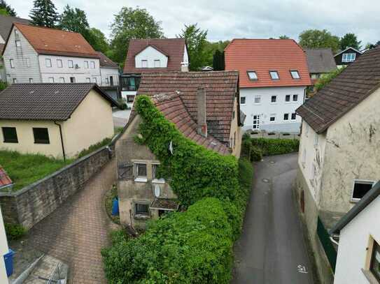 Renovierungsbedürftiges Zweifamilienhaus zu verkaufen