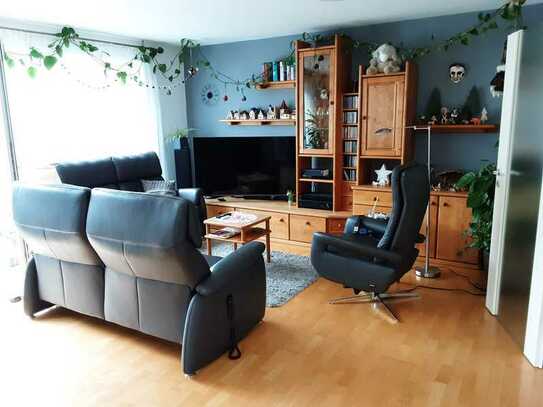 1100 € - 90 m² - 3.0 Zi.
Sehr schöne 3-Zimmerwohnung in 6-Familienhaus.