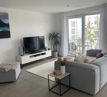 Stilvolle, geräumige und neuwertige 2-Zimmer-Wohnung mit Balkon und Einbauküche in Kelsterbach