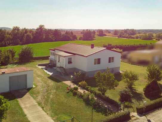 Greifen Sie zu! Gepflegtes Zuhause mit Garten, Garagen und Nebengelass in Feldrandlage