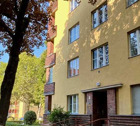 bezugsfreie 2 bis 3-Zimmer-Wohnung mit Loggia in denkmalgeschütztem Altbau