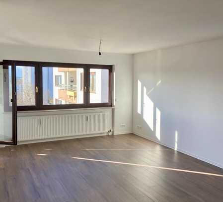 Mit Weitblick! Frisch sanierte 2,5-Zimmer-Wohnung mit EBK!