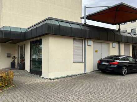Helle Praxis-, Büro- oder Ladenräume mit Schaufenster, großem Haupt- und Seiteneingang