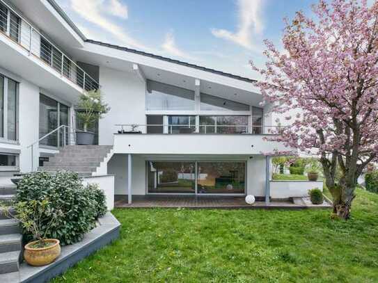 Vollständig sanierte Luxusvilla in Kelkheim – Modernes Wohnen auf drei Ebenen
