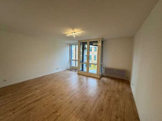 **helle 1-Raum-Whg. mit EBK, Balkon, uvm.**