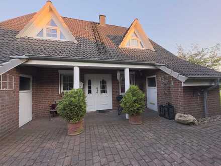 Sofort einziehen! Einfamilienhaus mit Traumblick und großer Garage - Ein Zuhause zum Verlieben!