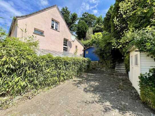 Freistehendes Einfamilienhaus mit Hangterrasse