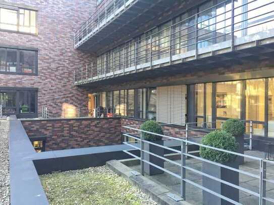 Grün vor der Tür, Universtitätsklinikum um die Ecke: Modernes Büro mit Terrasse in Eppendorf mieten.