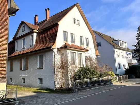 Sanierungsbedürftiges Zweifamilienhaus auf großzügigem Grundstück in Langenargen