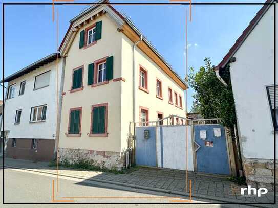 Haus mit schönem Garten wartet auf sein Innenausbau