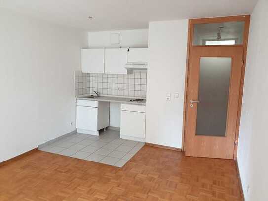 Kleine helle 1-R.- Wohnung mit Terrasse und EBK