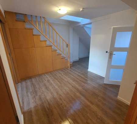 Geräumige 6,5-Zimmer-Dachgeschosswohnung mit Balkon und Terrasse in Berlin Mariendorf (Tempelhof)