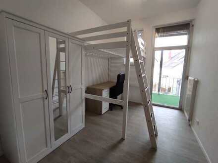 Modernes und möbliertes 10 m² Zimmer in 5-ZKB-WG mit Balkon wartet auf Dich