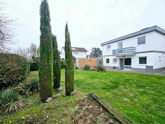 Lichtdurchflutetes Einfamilienhaus mit Flachdach und großem Garten in ruhiger Lage