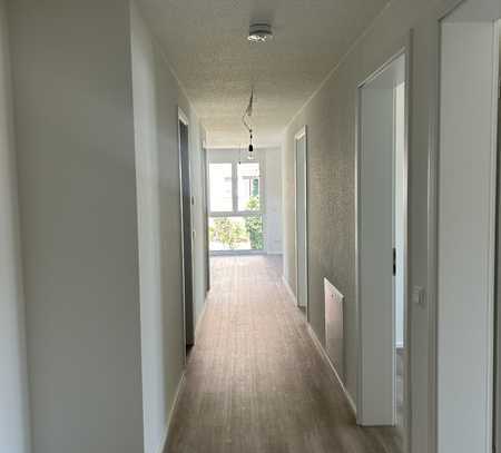 Erstbestbezug: attraktive 4 Zimmer-Etagenwohnung mit Sonnenbalkon, 2 TG-Stellplätze, Keller, u.v.m.