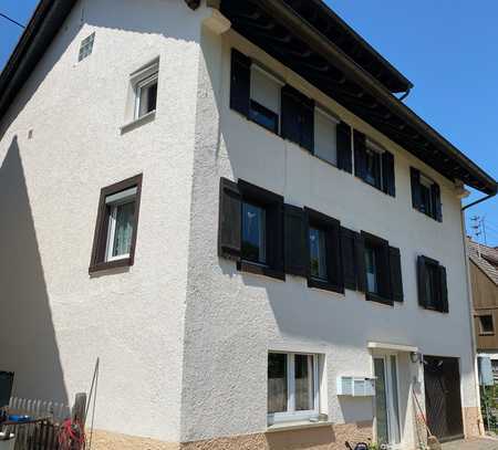 2-Fam.- Haus, 4,5 Zi. Wohnung ist frei ab 15.9, +Miete v. der vermieteten Wohn.z.Z.mtl. 696,-- €.