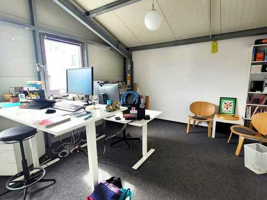 Kompaktes Büro mit vielseitigen Nutzungsmöglichkeiten und gemeinschaftlichen Einrichtungen in Heppen