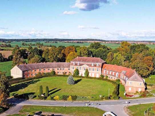 Linker Seitenflügel der historischen Schlossanlage Zettemin mit 11 WE - leerstehend