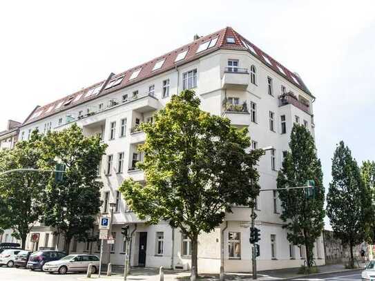 HOMESK - 10-Jahre Sperrfrist -Vermietete 3-Zimmer-Altbauwohnung mit zwei Balkonen in Prenzlauer Berg