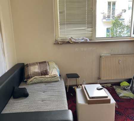 ILIEV IMMOBILIEN: Renovierungsbedürftige 1-Zimmer-Hochparterrewohnung in SCHWABING / Wartburgplatz