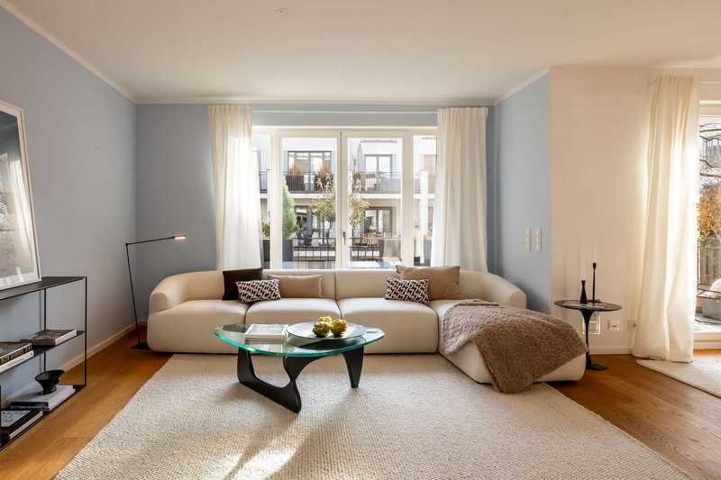 Kaulbachstraße: Exklusive 3-Zimmer-Wohnung mit sonniger Loggia und drei Stellplätzen in Bestlage