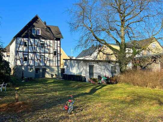 Schönes Mehrfamilienhaus inklusive großem Baugrundstück!