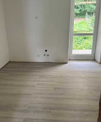 Erstbezug nach Sanierung mit Balkon: Ansprechende 5-Zimmer-Wohnung in Wiesweiler