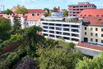 Geschmackvolle Hochparterre-Wohnung mit zwei Zimmern sowie Balkon und EBK in Landshut