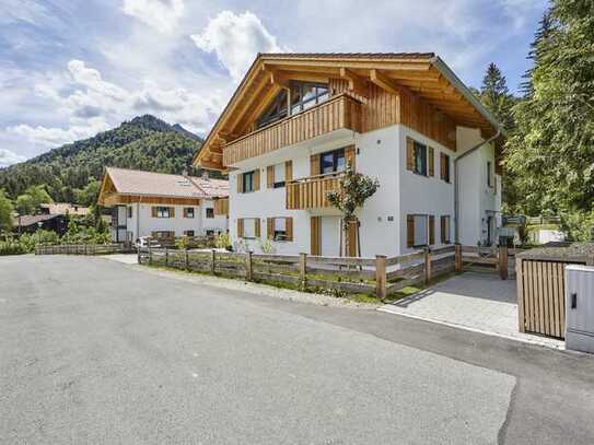 Neuwertig & bezugsfrei - Erdgeschoss-Wohnung mit sonnigen Terrassen, Garten und Tiefgarage