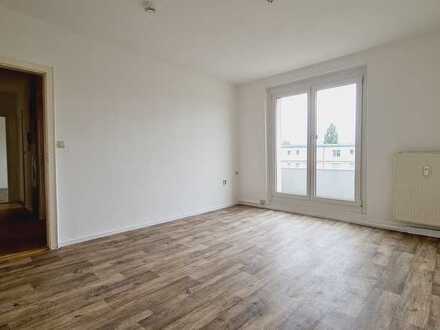 ** renovierte 2 Raum Wohnung im DG mit Balkon **
