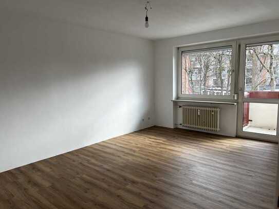 Helle 3-Zi.-Wohnung mit Balkon u. EBK in München-Moosach zum Wohlfühlen