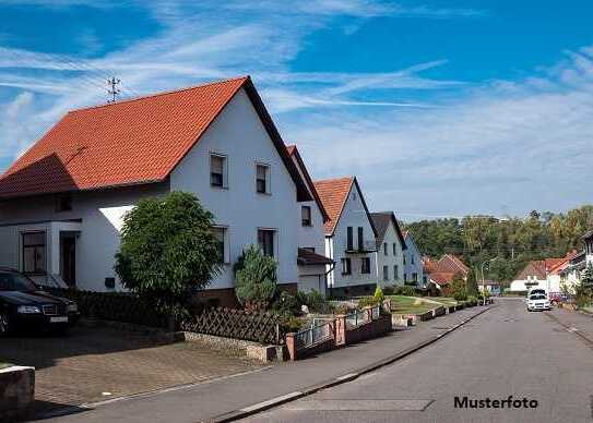 Einfamilienhaus, Garten, Garage und Stellplatz