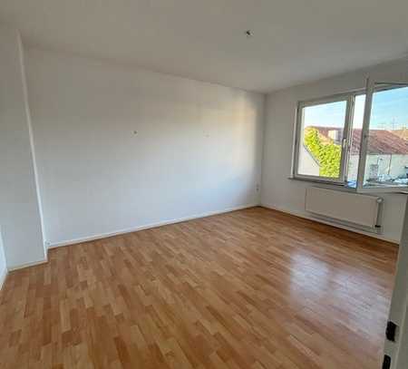 **Helle, gutgeschnitte 2-Zimmer Dachgeschoß-Wohnung mit Balkon in Inrath zu vermieten**