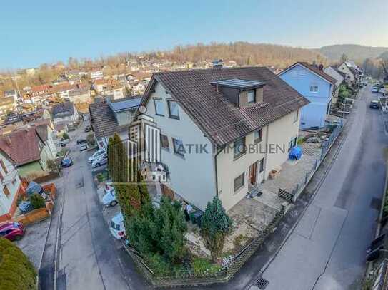 ATIK: Freistehendes Zweifamilienhaus mit Anbau auf großem Grundstück