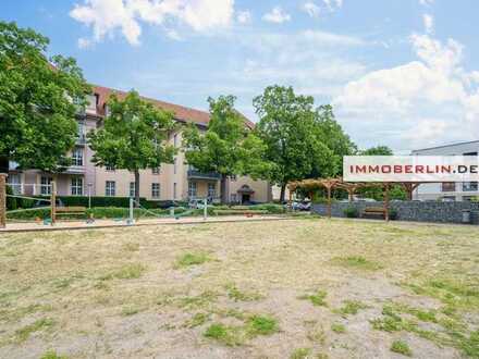 IMMOBERLIN.DE - Sanierte Altbauwohnung mit Südwestterrasse & Pkw-Stellplatz