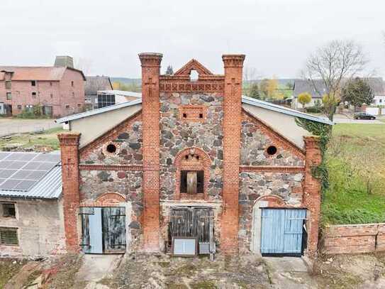 Hofstelle mit imposanter Kirchenscheune und Elbblick