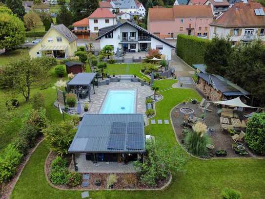 Unikat mit einmaligem Garten und Pool!