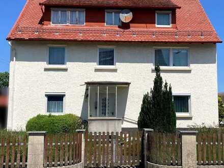 Renovierungsbedürftiges Mehrfamilienhaus mit Anbau und Garagen in Benningen
