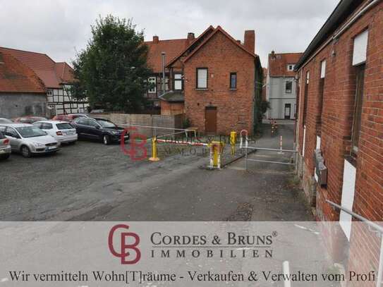 Parken an der Fußgängerzone von Verden auf dem mit einer Schranke gesichertem Gelände.